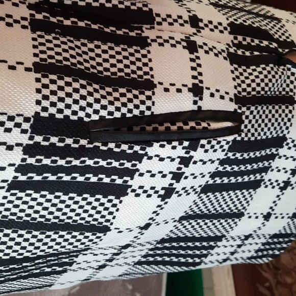 Terrific New B/W Plaid Tunic Top. - Picture 3 of 6